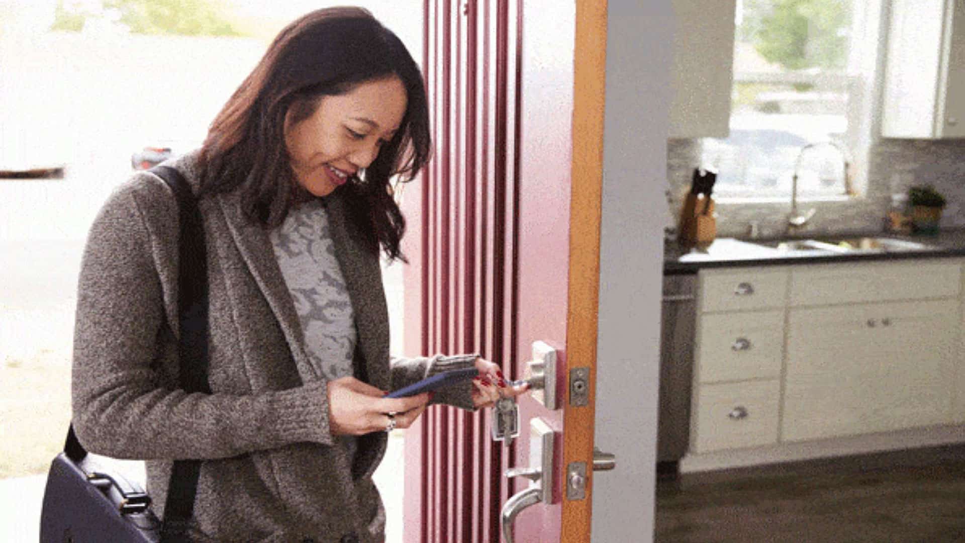 Женщина в дверях. She stopped at the door. Девушка стучится в дверь. Девушка в дверях квартиры. She stopped at the door.