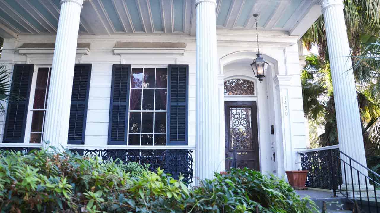 love, love, love this porch with the ceiling detail - trim and light blue makes you want to stare up ... but oops, where are the stars?