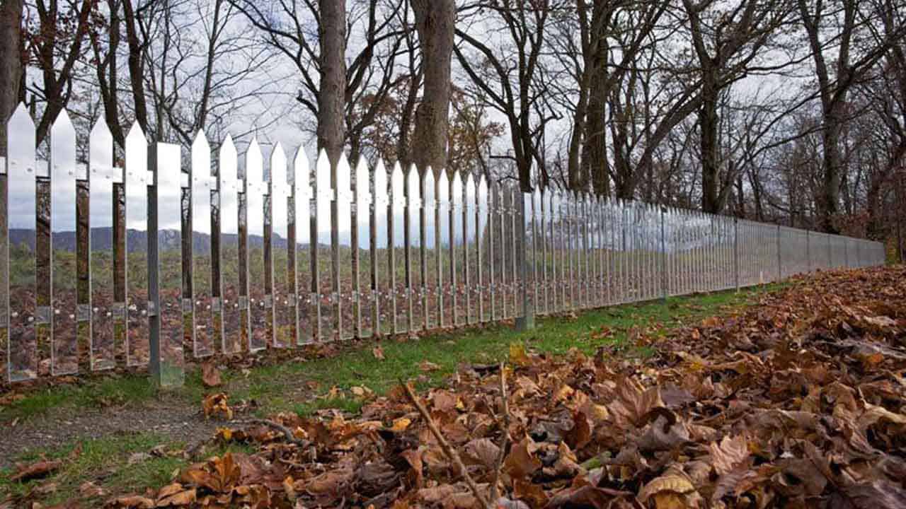 imagine a fence that tells the story of a changing landscape like this mirrored picket fence