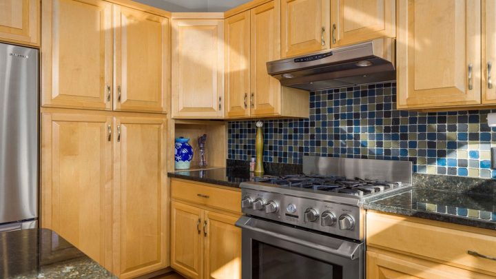 Lots of storage with floor to ceiling pantry using cabinets ...